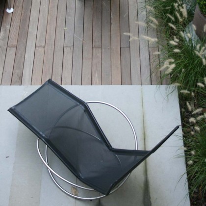 Loop folding chaise longue by Coro